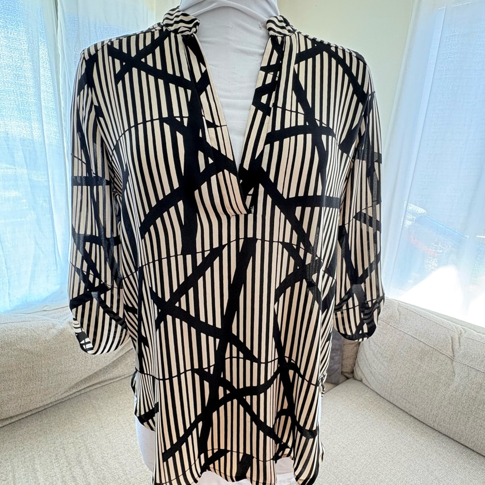 6for$20❤️beige/Black Slightly Sheer Geometric Modern Design 3/4 sleeve.